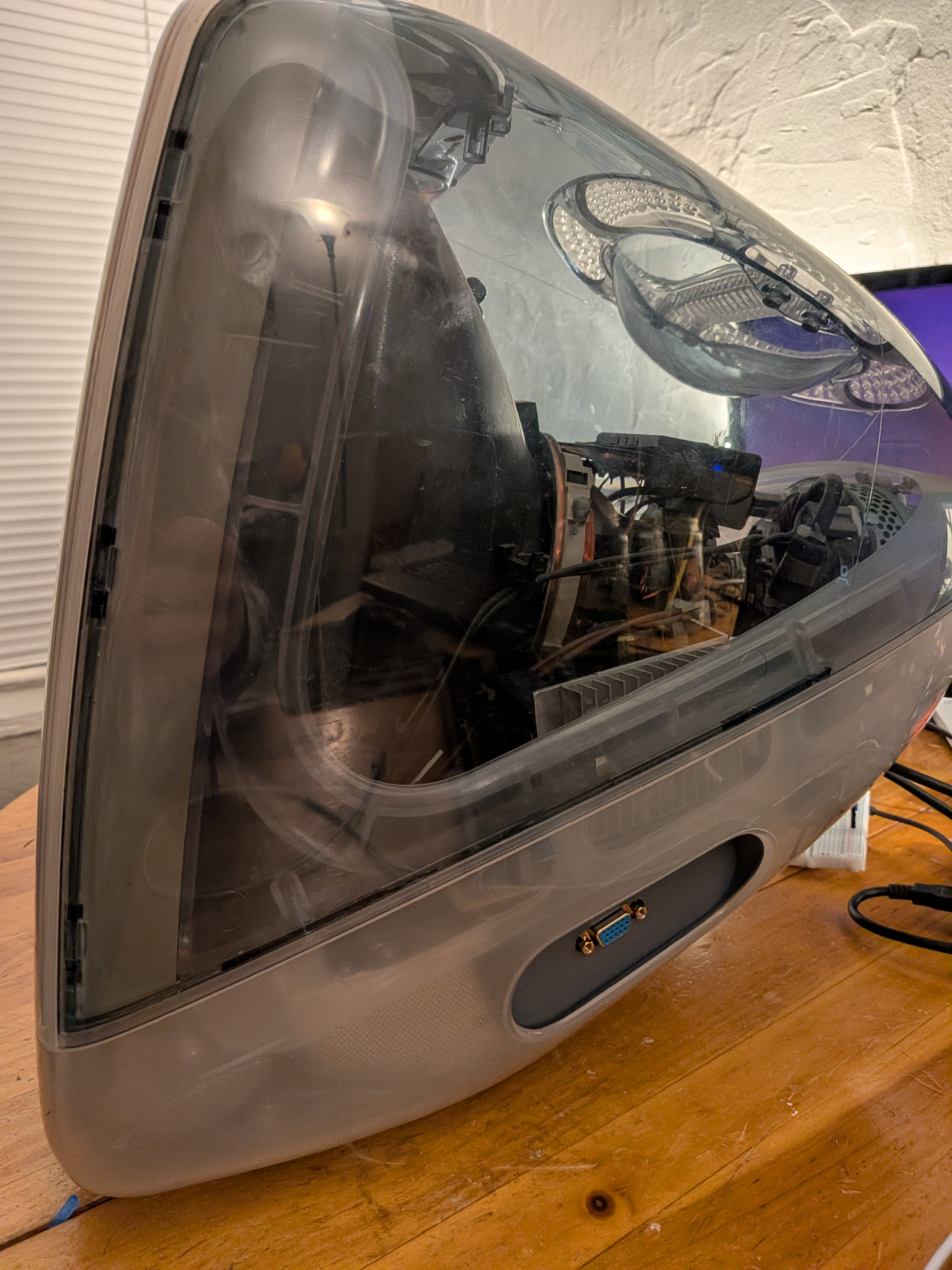 the side of the iMac, with a gray IO panel that has one VGA port in the middle
